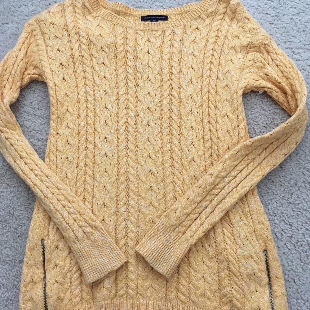 American Eagle Sweater Yellow size Medium